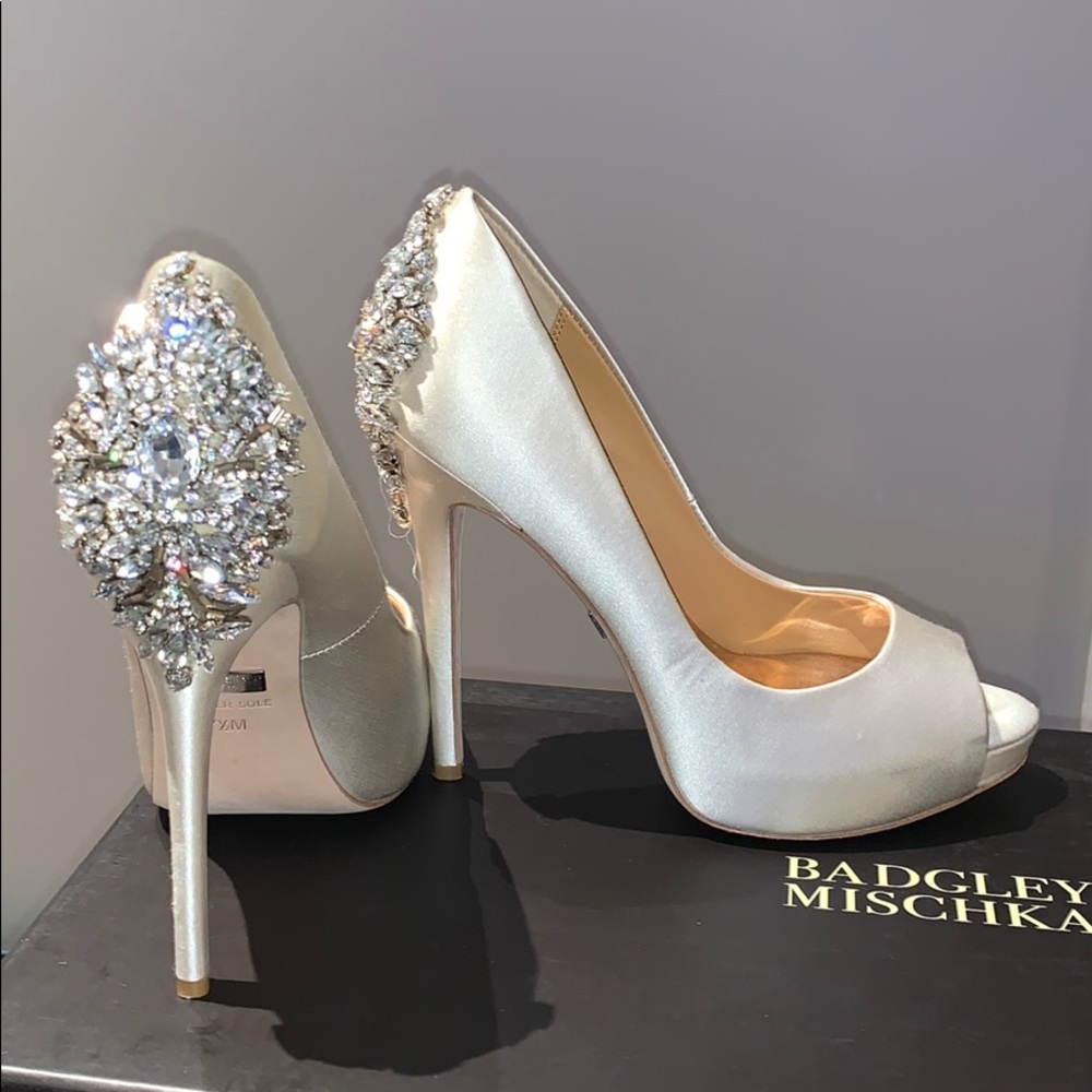 Badgley Mischka: Crystal Embellished Pumps